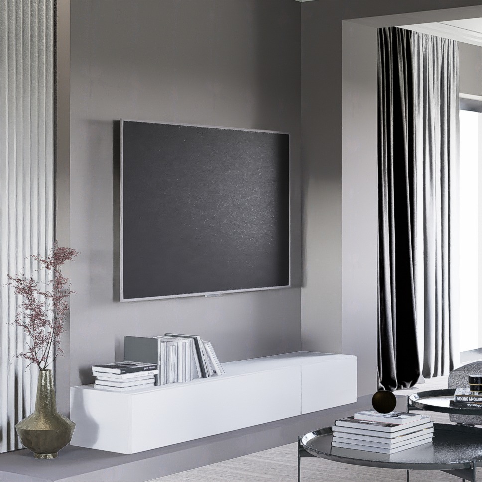 Minimalistyczny salon z szarą ścianą, telewizorem, białym regałem, książkami i dekoracyjnym wazonem z suchymi gałązkami, oświetlony naturalnym światłem wpadającym przez okno z czarnymi zasłonami.