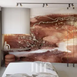 Nowoczesna sypialnia z abstrakcyjną tapetą w odcieniach brązu i beżu, oświetleniem punktowym i minimalistycznym biurkiem z dekoracją. W tle czarny marmurowy kominek.