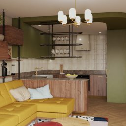 Modernointerno - Stylowe wnętrze: żółta sofa narożna z poduszkami, drewniane półki z dekoracjami i otwarta kuchnia z wyspą, całość w ciepłej kolorystyce i nowoczesnym oświetleniu.