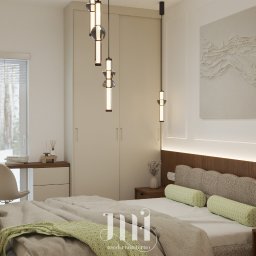 Modernointerno - Jasna sypialnia z łóżkiem, biurkiem przy oknie i designerskimi lampami wiszącymi. Minimalistyczny wystrój z drewnianymi akcentami i stonowaną kolorystyką. Dekoracyjne panele ścienne.