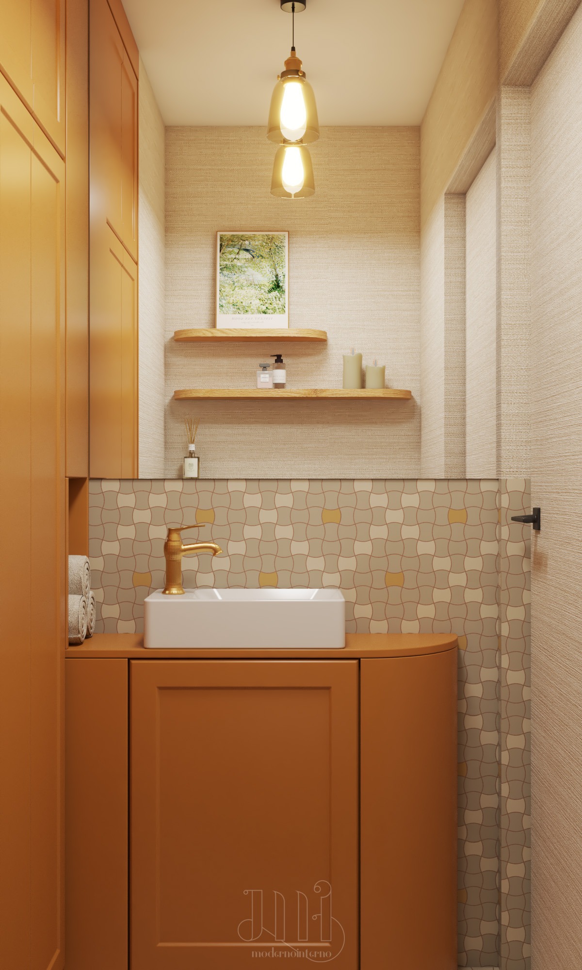 Stylowa łazienka w odcieniach beżu i pomarańczy. Umywalka nablatowa, złota bateria, geometryczne płytki, drewniane półki z dekoracjami, wisząca lampa. Ciepłe oświetlenie.
