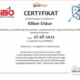 Certyfikat firmy Promur potwierdzający uczestnictwo Klibera Oskara w szkoleniu z obsługi myjek ciśnieniowych DIBO, z datą 26.08.2022 oraz logotypami firm DIBO i Promur.