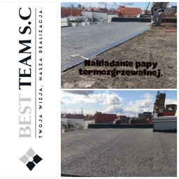BEST TEAM s.c - Dwuczęściowe ujęcie dachu płaskiego podczas prac dekarskich, z bliska widoczne nakładanie papy termozgrzewalnej, w tle panorama miasta z kominami i budynkami.