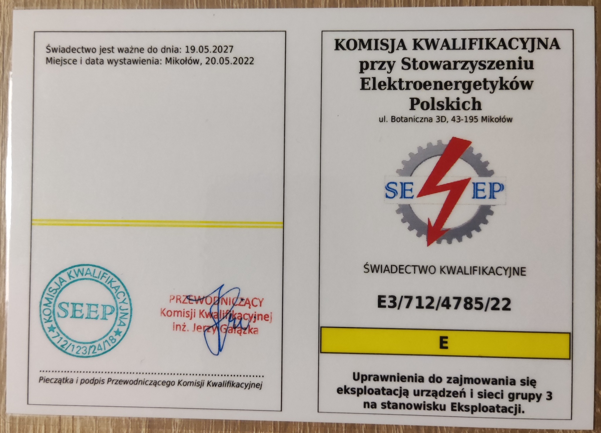 Skan świadectwa kwalifikacyjnego SEP z datą ważności do 19.05.2027, pieczątką i podpisem Przewodniczącego Komisji Kwalifikacyjnej inż. Jerzego Gałązki, numerem E3/712/4785/22 oraz uprawnieniami...