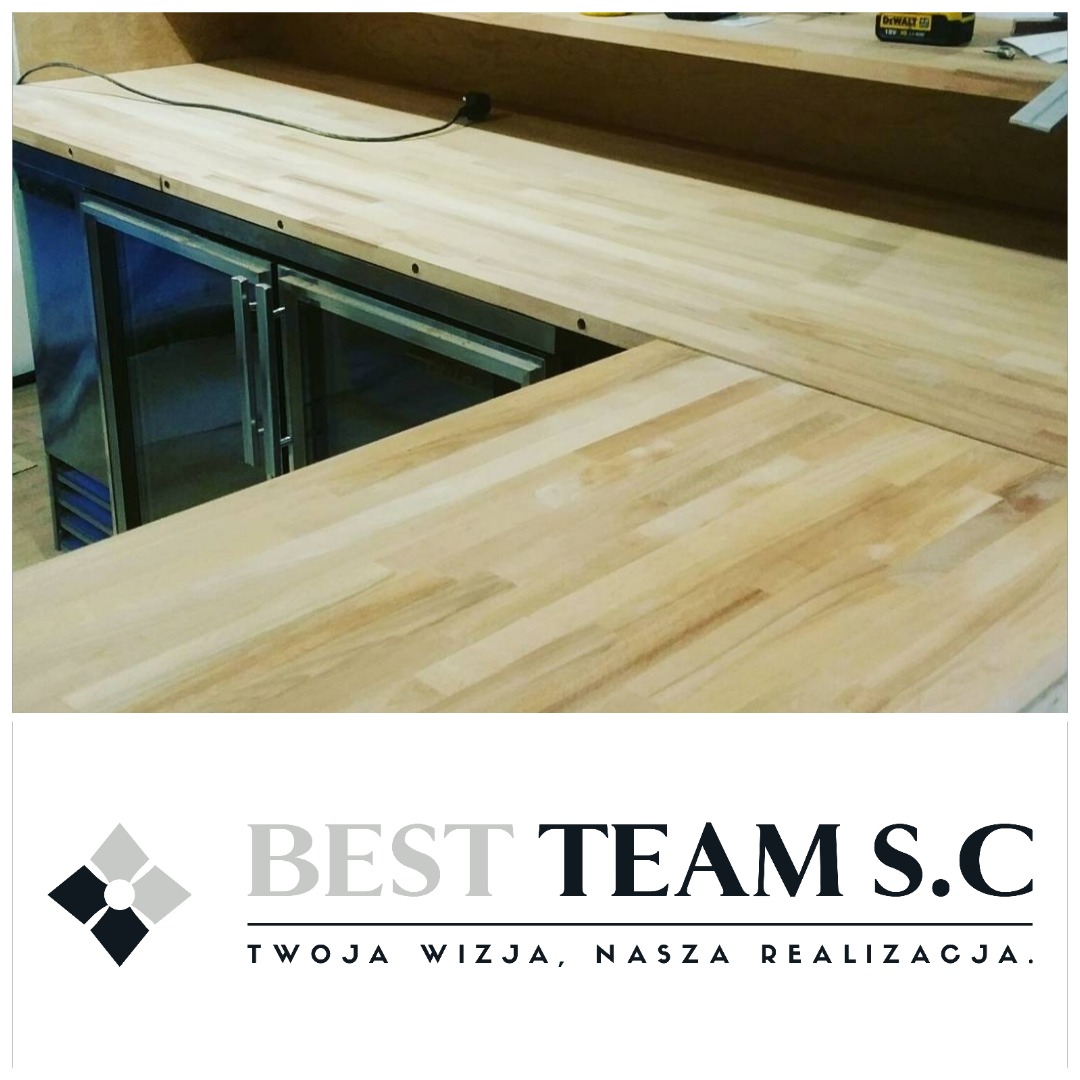 Drewniany blat roboczy z wbudowaną chłodziarką na napoje, widoczne logo firmy Best Team S.C. z hasłem 'Twoja wizja, nasza realizacja.'