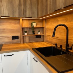 
Kuchnia po kompletnym remoncie z nowym przyłącze m elektryki i przeróbce hydrauliki meble wykonane na wymiar