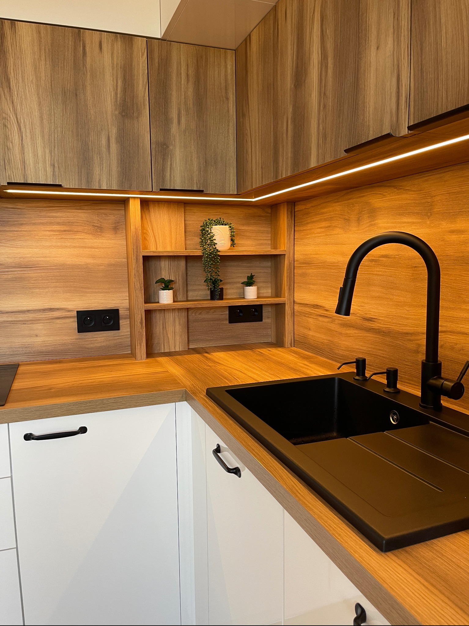 Kuchnia po kompletnym remoncie z nowym przyłącze m elektryki i przeróbce hydrauliki meble wykonane na wymiar