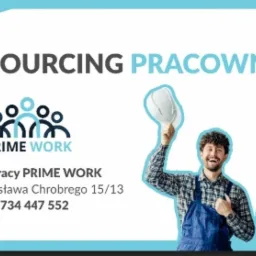 Grafika reklamowa agencji pracy tymczasowej Prime Work: Dwóch uśmiechniętych pracowników w kombinezonach roboczych trzymających kaski ochronne, biały i czerwony, na tle logo i danych kontaktowych...