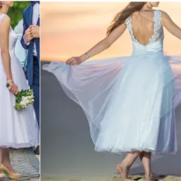 Dwie kobiety w białych sukienkach z tiulowymi sp&oacute;dnicami i koronkowymi detalami na plecach, jedna na tle zieleni z bukietem i beżowymi szpilkami, druga na plaży z zachodem słońca w tle, obok...