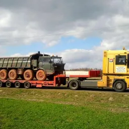 transport niskopodwoziowy hds: maszyn, kontenerów, koparek, ładowarek