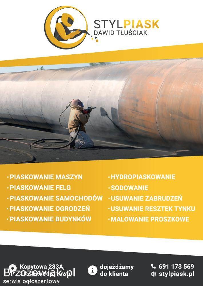 Pracownik w kombinezonie ochronnym i masce piaskuje dużą, metalową rurę na zewnątrz, w tle logo firmy STYLPIASK i lista usług.