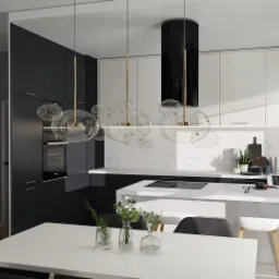 Nowoczesna kuchnia z czarno-białymi szafkami, marmurowym blatem i wyspą, oświetlona lampą wiszącą z szklanych kul, z widokiem na stół jadalny z trzema wazonami z zielonymi gałązkami.