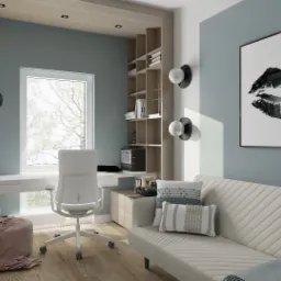 Wizualizacja pokoju z biurkiem, krzesłem obrotowym, sofą i regałem na książki w odcieniach szarości i beżu, oświetlonego światłem dziennym z okna, z dekoracyjnym obrazem na ścianie.