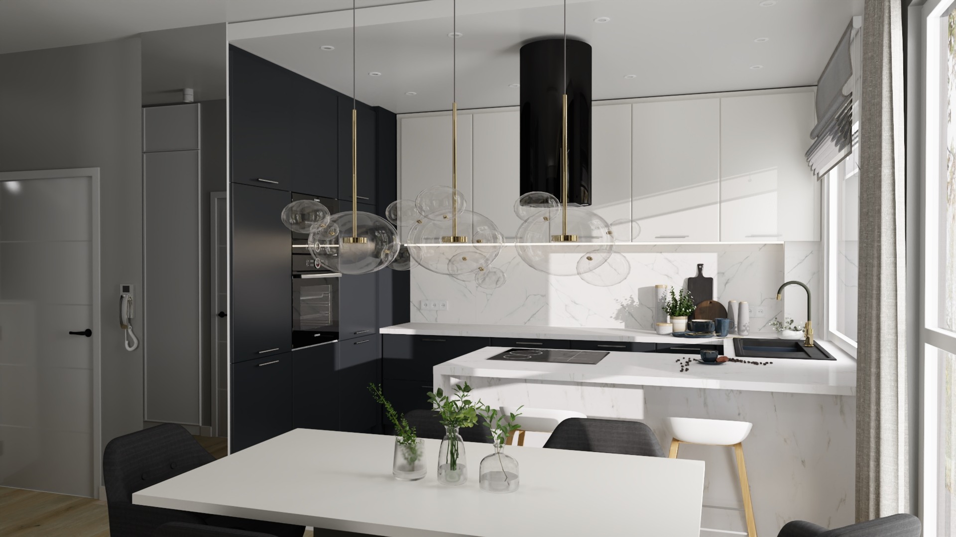 Nowoczesna kuchnia z czarno-białymi szafkami, marmurowym blatem i wyspą, oświetlona lampą wiszącą z szklanych kul, z widokiem na stół jadalny z trzema wazonami z zielonymi gałązkami.