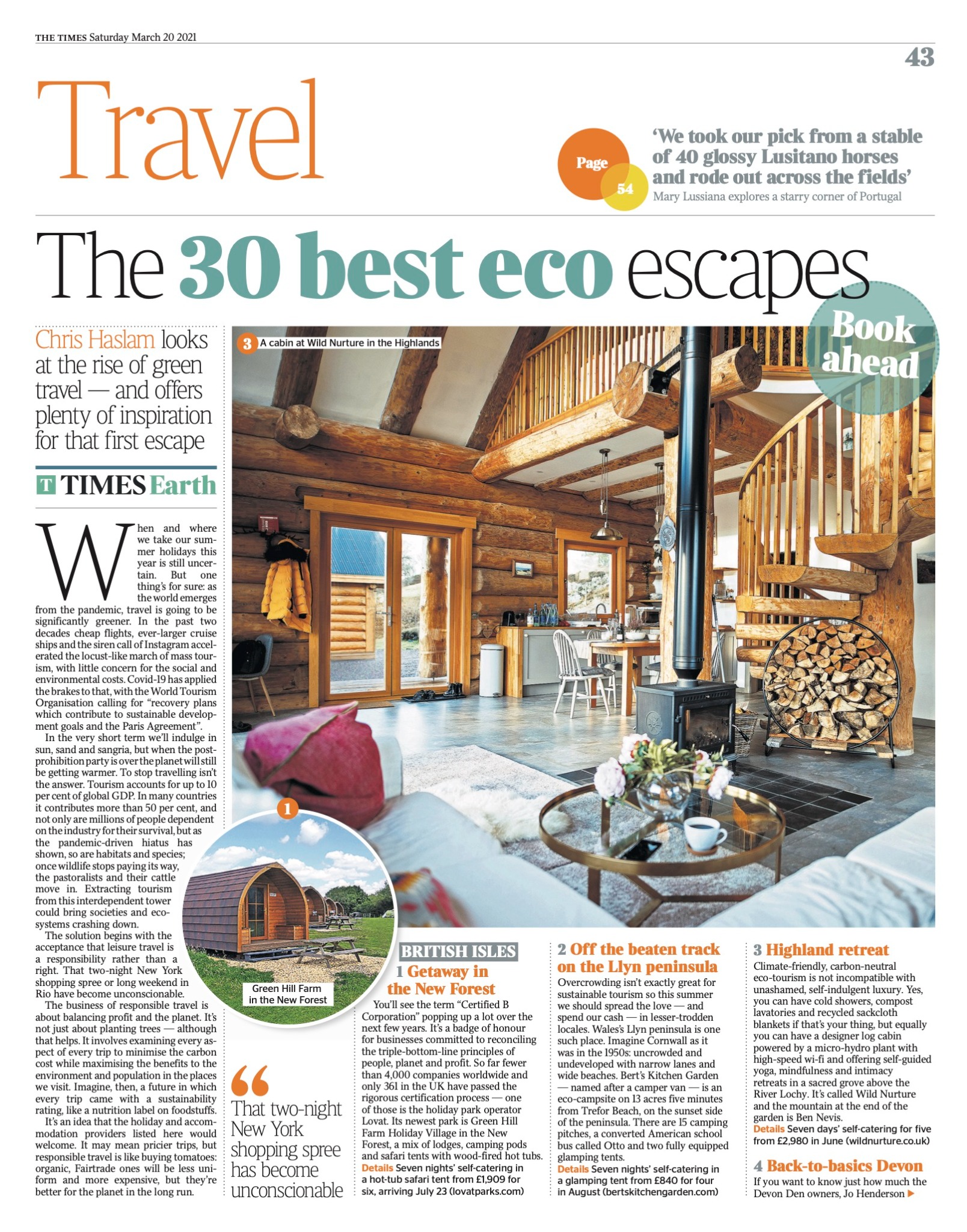 Wnętrze przestronnego, drewnianego domu z bali z widoczną spiralną klatką schodową, piecem opalanym drewnem i minimalistyczną kuchnią w tle, prezentowane na łamach The Times w artykule o ekoturystyce.