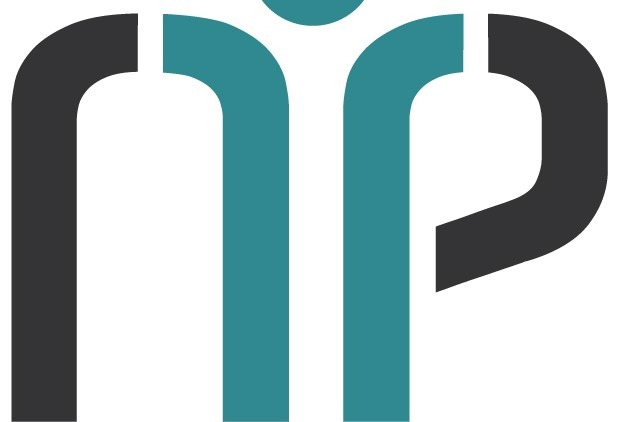 Abstrakcyjne logo przedstawiające stylizowaną sylwetkę człowieka w kolorach szaro-czarnym i turkusowym, z zaokrąglonymi elementami tworzącymi litery 'n' i 'p'.