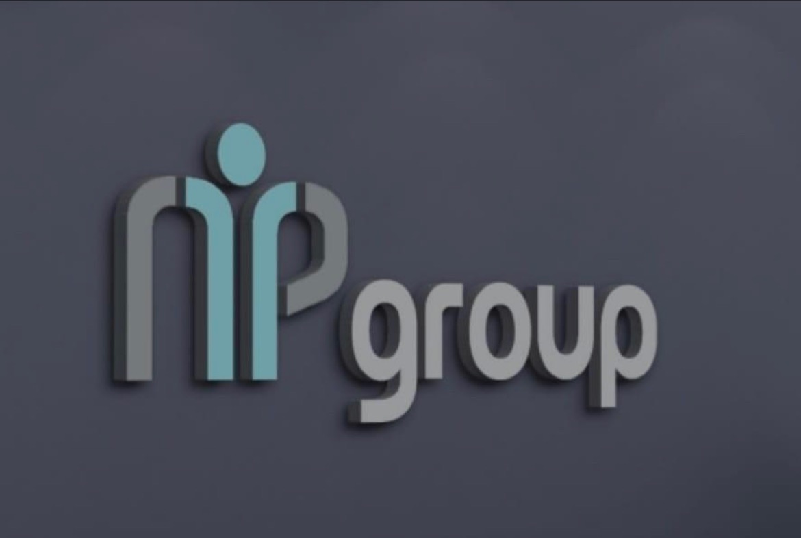 Logo 'nP group' z abstrakcyjnym symbolem człowieka w kolorach szaro-niebieskich na ciemnoszarym tle.