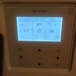 Panel sterowania z wyświetlaczem LCD pokazującym temperaturę 37 i 38 stopni Celsjusza, datę 08-10-2022 i godzinę 00:02 oraz ustawienie OFF.
