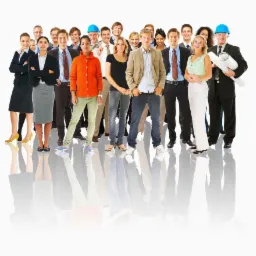 Zróżnicowana grupa osób w różnym wieku i strojach, w tym kobiety w garsonkach i mężczyźni w garniturach, niektórzy w kaskach budowlanych, stojąca razem z odbiciem na błyszczącym białym tle.