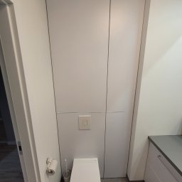 Zabudowa stelaża Wc, wyżej szafka nad ww. Funkcjonalne rozwiązanie dla łazienek o małym metrażu. Materiał płyta laminowana Swiss Krono U3057 vl ''Szary Lawa"
