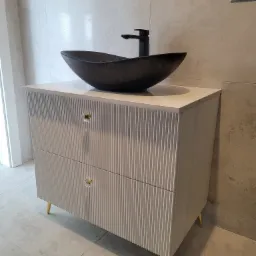 Szafka pod umywalkowa, fronty ryflowane. Blat wykonany z konglomeratu.