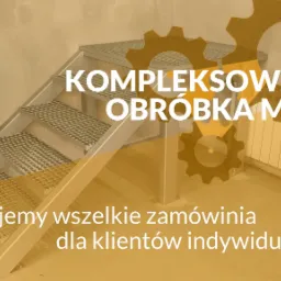 Metalowe schody ażurowe z kratką, widok z dołu, na ścianie logo firmy i hasło reklamowe 'Kompleksowa obróbka metali', w tle grzejnik.