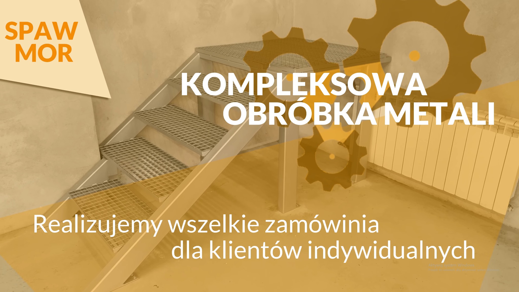 Metalowe schody ażurowe z kratką, widok z dołu, na ścianie logo firmy i hasło reklamowe 'Kompleksowa obróbka metali', w tle grzejnik.