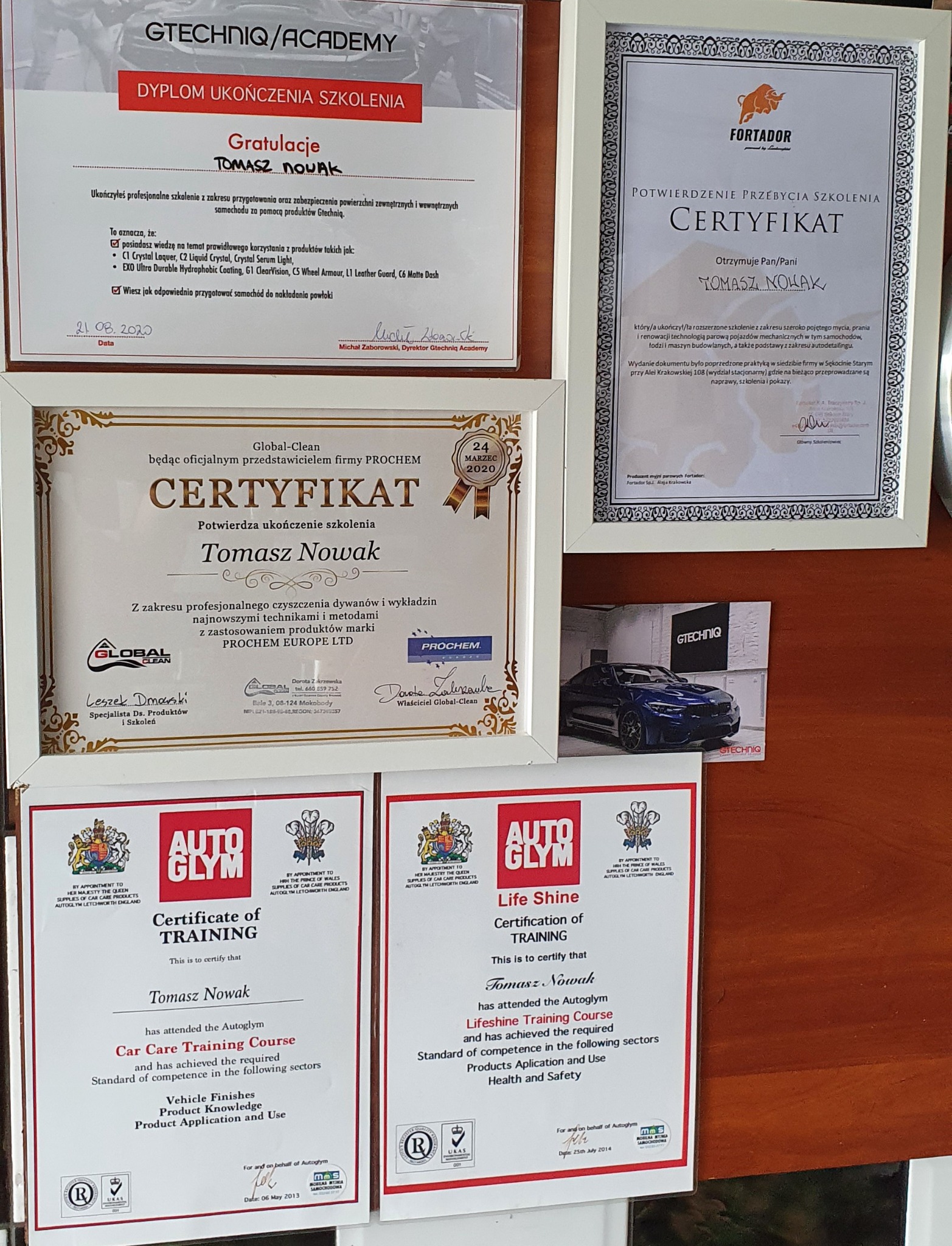 Zbiór certyfikatów i dyplomów w ramkach, potwierdzających ukończenie szkoleń z zakresu czyszczenia i pielęgnacji samochodów, dywanów i wykładzin, w tym certyfikaty Gtechniq, Fortador, Prochem...