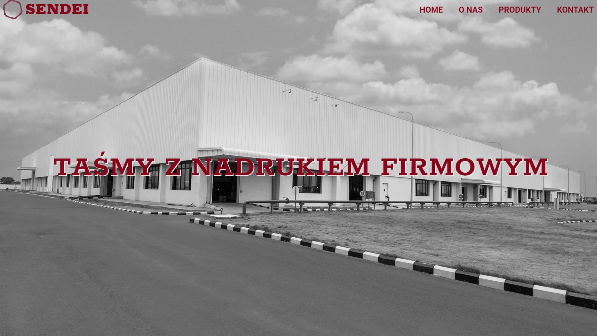 Strona internetowa firmy Sendei z widocznym budynkiem magazynowym i hasłem 'Taśmy z nadrukiem firmowym' w kolorze czerwonym nałożonym na obraz.
