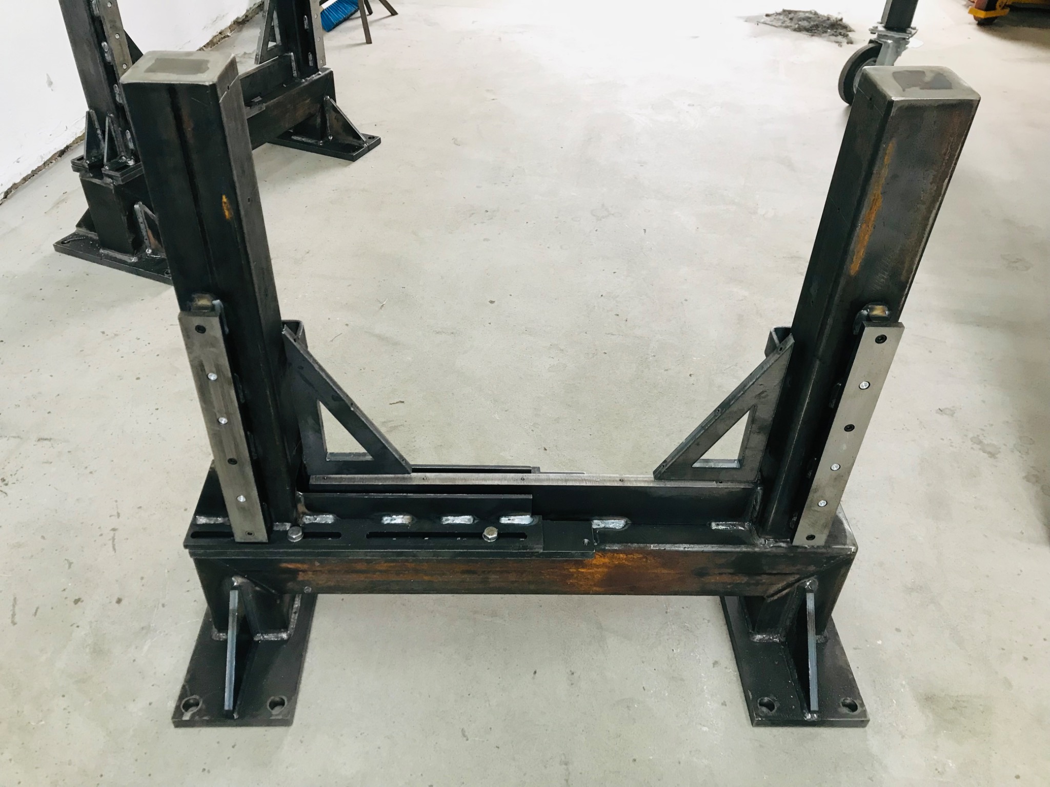 Konstrukcja metalowa z profili spawanych, surowy stan, widoczne spawy i ślady rdzy, przygotowana do dalszej obróbki lub montażu.