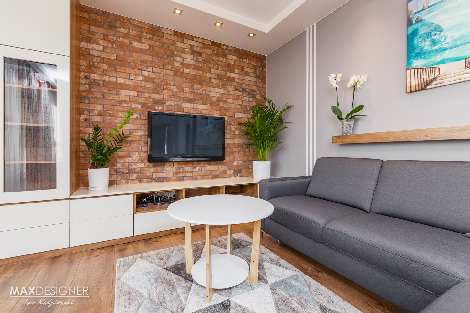 Salon z ceglaną ścianą