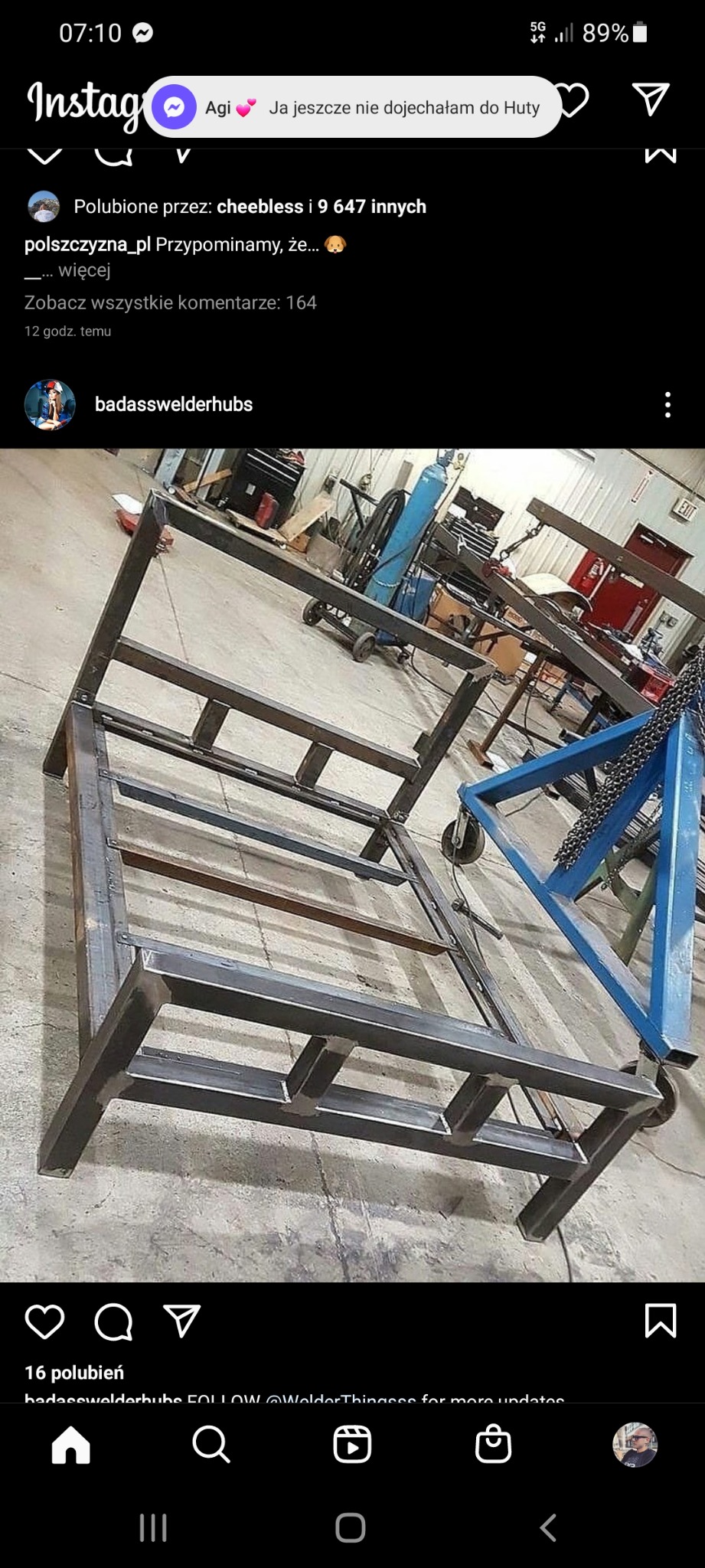 Stalowa rama łóżka w trakcie budowy, spawana z profili, surowy beton na podłodze warsztatu, w tle narzędzia i butla z gazem technicznym.