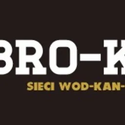 Logo firmy BRO-KOP z graficzną reprezentacją koparki i tekstem 'SIECI WOD-KAN-GAZ' na ciemnobrązowym tle.