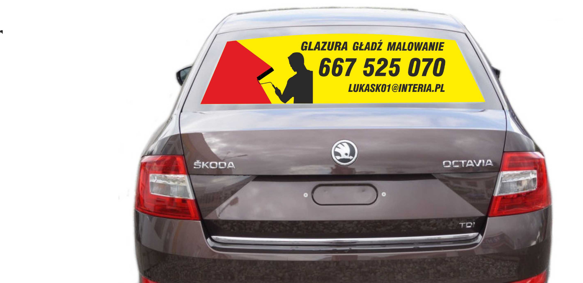 Brązowa Skoda Octavia z reklamą usług glazurniczych, gładzi i malowania na tylnej szybie, zawierającą numer telefonu i adres e-mail.