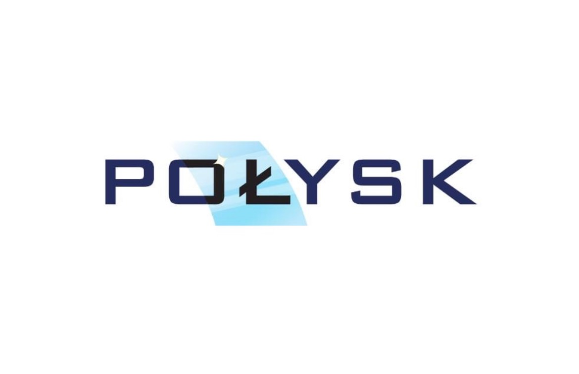Logo firmy 'POŁYSK' w kolorze granatowym z efektem połysku na literze 'O' na jasnoniebieskim tle.