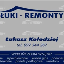 Wizytówka firmy remontowej 'Łuki - Remonty' z nazwiskiem Łukasz Kołodziej i numerem telefonu, oferującej wykończenia wnętrz, w tym malowanie, szpachlowanie, karton gips, sufity podwieszane...