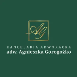 Eleganckie logo kancelarii adwokackiej z inicjałami AG w złotej ramce na ciemnozielonym tle, poniżej nazwa kancelarii i imię oraz nazwisko adwokata.