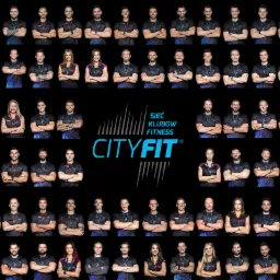 Kolaż portretów trenerów personalnych i pracowników siłowni CityFit z założonymi rękami na czarnym tle, logo sieci klubów fitness w centrum.