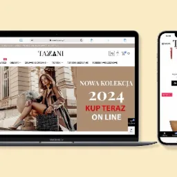 Laptop i smartfon prezentują stronę Tazzani.pl z nową kolekcją 2024. Modelka pozuje na tle architektury. Interfejs strony jest czytelny i responsywny.