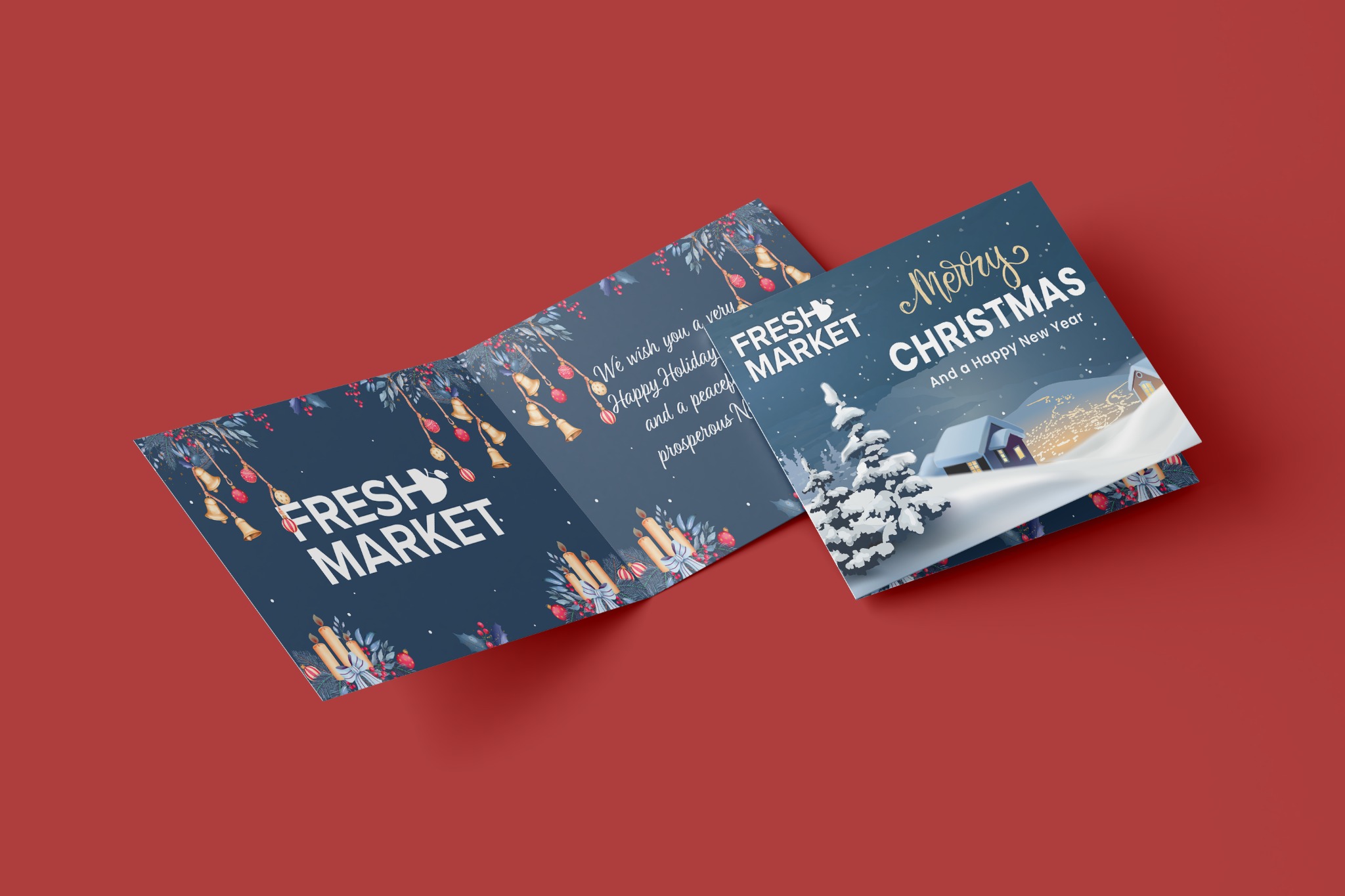 Rozłożona kartka świąteczna z motywem zimowym i życzeniami, leżąca na czerwonym tle.