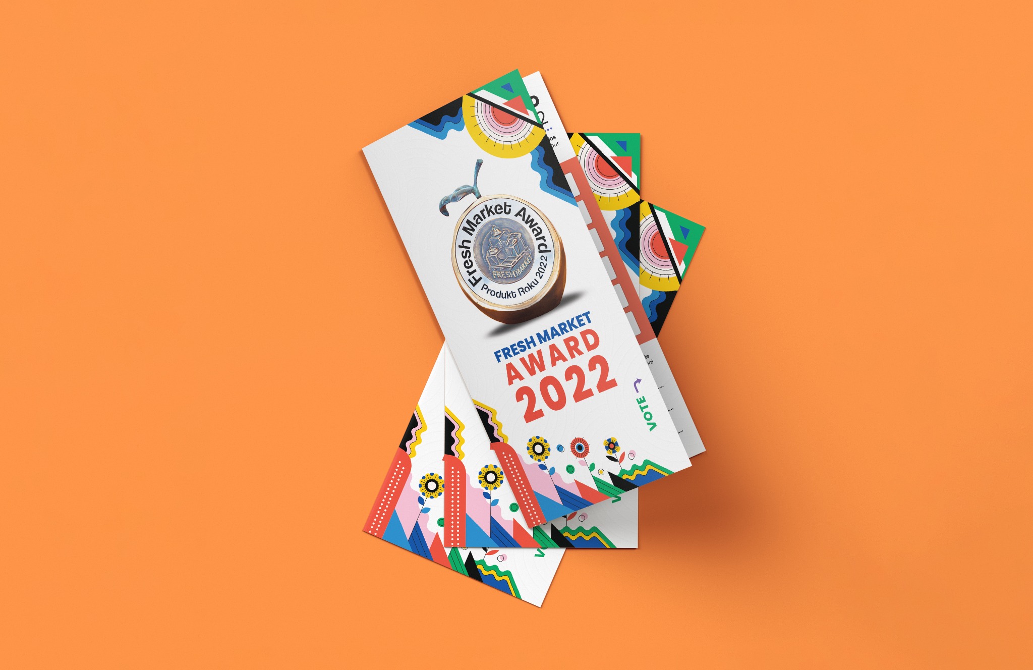 Stos ulotek reklamowych Fresh Market Award 2022 na pomarańczowym tle, z motywami kwiatowymi i geometrycznymi.