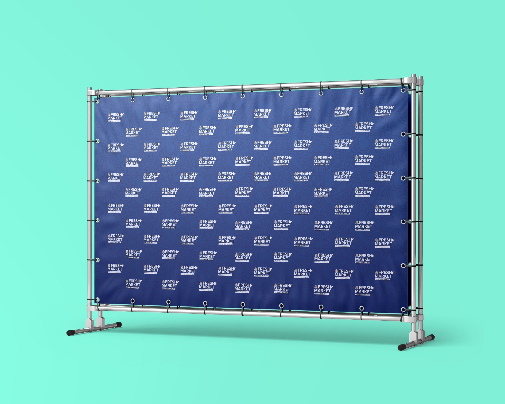 Baner reklamowy z powtarzającym się logo 'Fresh Market' na tle w kolorze granatowym, zawieszony na srebrnym stelażu z rurek.