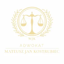 Eleganckie logo kancelarii adwokackiej Mateusza Jana Kostrubca w Zgierzu, przedstawiające wagę Temidy w złotym okręgu z liśćmi laurowymi na białym tle.