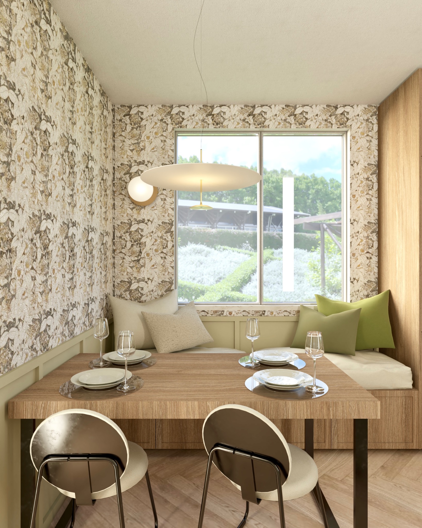 Jadalnia z drewnianym stołem nakrytym dla czterech osób, z widokiem na ogród przez duże okno; ściany wyłożone tapetą w kwiaty, nowoczesna lampa wisząca.