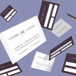 Rozproszone wizytówki i karty klienta z logo 'Centro IM Estetico' na fioletowym tle, prezentujące dane kontaktowe i pola do wypełnienia informacjami o zabiegach.