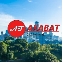 Logo firmy AKABAT Cleaning na tle panoramy miasta z zielenią parkową i błękitnym niebem.