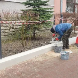 Renowacja zabytkowego ogrodzenia- tynkowanie nowego murku.