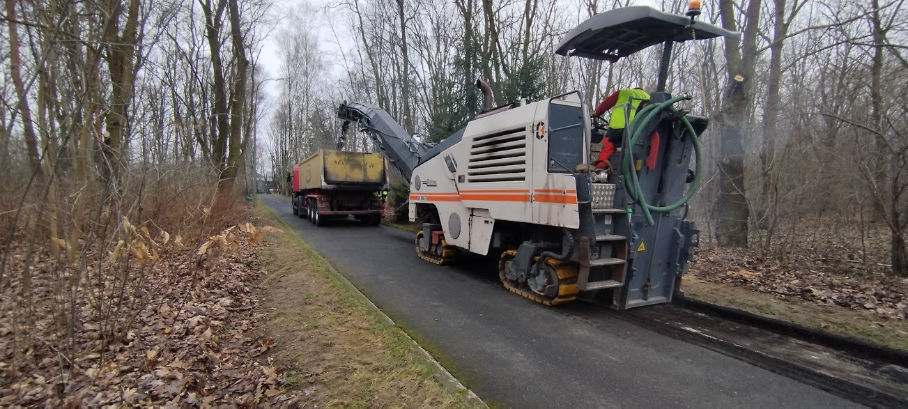 Frezowanie starej nawierzchni asfaltowej.