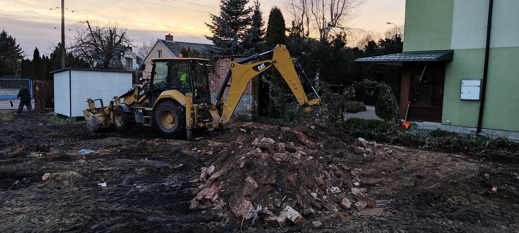 Porządkowanie terenu po pracach rozbiórkowych