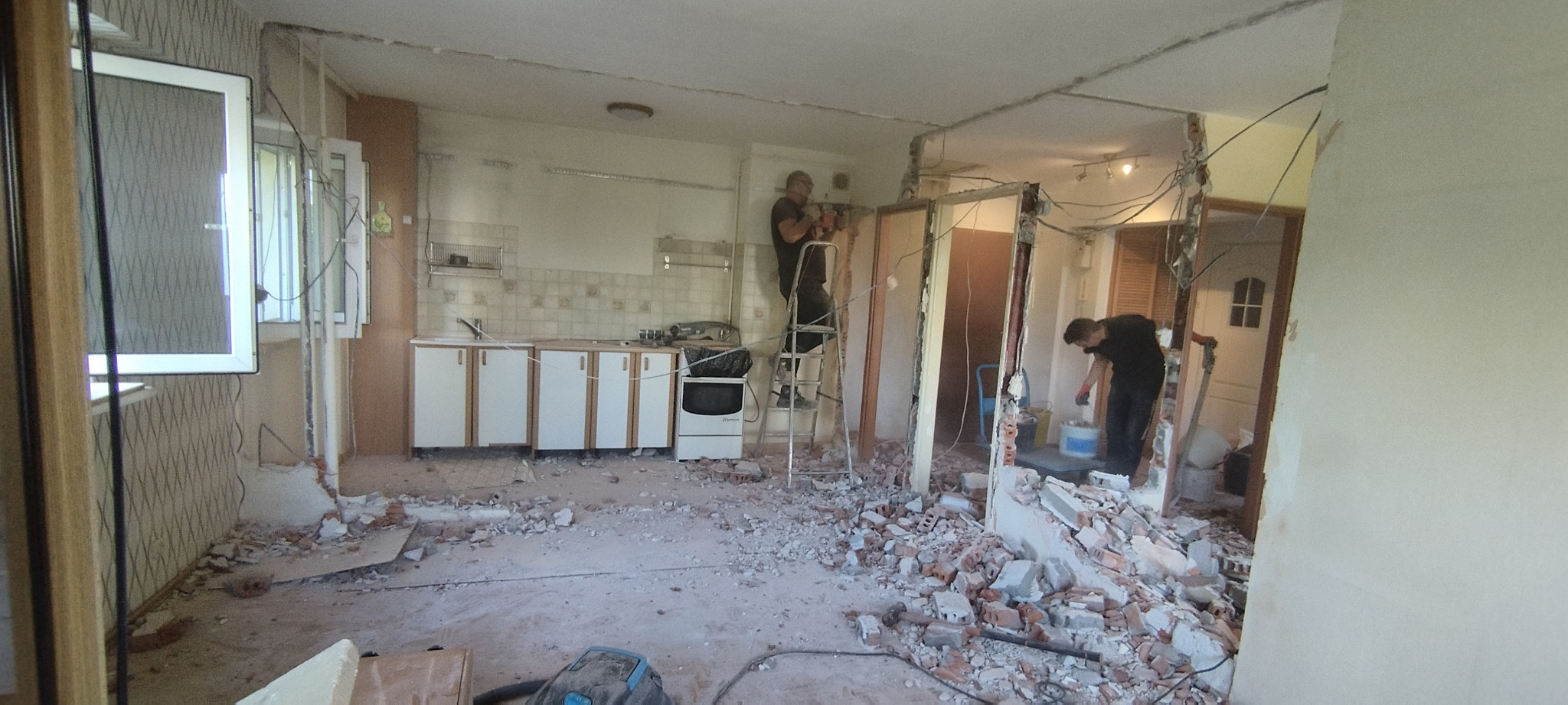 Realizujemy również roboty rozbiórkowe wewnątrz budynków i mieszkań